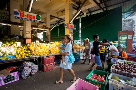 Téléchargez les photos : Krabi, Thaïlande ; 1er janvier 2023 : Vendeurs et acheteurs au marché du poisson frais de Krabi. - en image libre de droit
