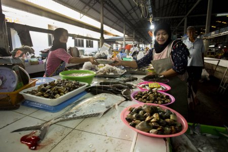 Téléchargez les photos : Krabi, Thaïlande ; 1er janvier 2023 : Vendeurs et acheteurs au marché du poisson frais de Krabi. - en image libre de droit