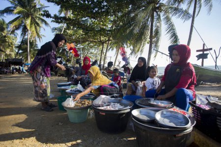 Foto de Sichon, Tailandia; 1 de enero de 2023: Vendedores y compradores en el mercado de pescado en la playa de Sichon. - Imagen libre de derechos
