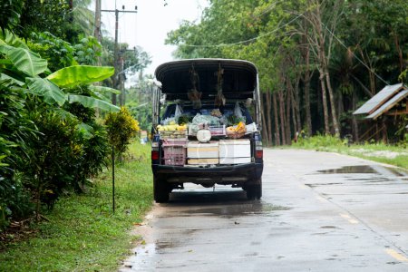 Téléchargez les photos : Ko Yao, Thaïlande ; 1 janvier 2023 : Van avec des produits alimentaires à vendre au milieu d'une route. - en image libre de droit