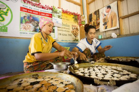Foto de Koh Yao, Tailandia; 1 de enero de 2023: Un grupo de mujeres prepara dulces de coco tradicionales de las islas del sur de Tailandia. - Imagen libre de derechos