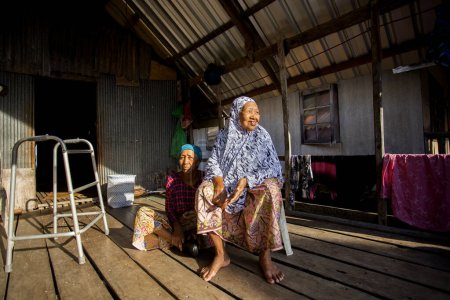 Foto de Koh Yao, Tailandia; 1 de enero de 2023: Personas mayores en un pueblo pesquero en la isla de Koh Yao en el sur de Tailandia. - Imagen libre de derechos
