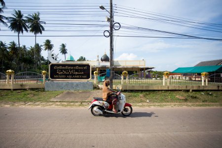 Foto de Koh Yao, Tailandia; 1 de enero de 2023: Gente en la isla de Koh Yao conduciendo ciclomotores en una carretera. - Imagen libre de derechos