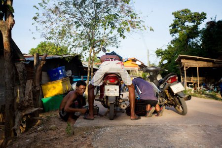 Foto de Koh Yao, Tailandia; 1 de enero de 2023: Gente en la isla de Koh Yao conduciendo ciclomotores en una carretera. - Imagen libre de derechos