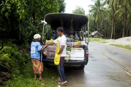 Téléchargez les photos : Koh Yao, Thaïlande ; 1er janvier 2023 : Vendeur de rue avec son camion plein de produits dans son coffre. - en image libre de droit
