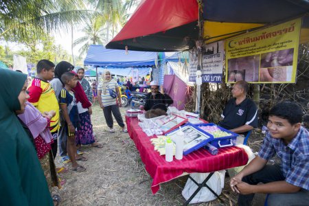 Téléchargez les photos : Koh Yao, Thaïlande ; 1er janvier 2023 : Femme au marché hebdomadaire de produits sur l'île de Kho Yao en Thaïlande. - en image libre de droit