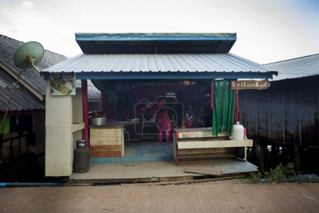 Téléchargez les photos : Koh Yao, Thaïlande ; 1er janvier 2023 : Vue de face d'une maison dans le village de pêcheurs de l'île de Koh Yao. - en image libre de droit