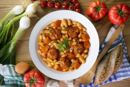 Téléchargez les photos : Ragoût de haricots blancs au chorizo. Plat traditionnel de la gastronomie espagnole des Asturies dans le nord du pays. - en image libre de droit