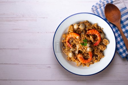 Téléchargez les photos : Paella aux fruits de mer espagnols aux crevettes rouges et palourdes. - en image libre de droit