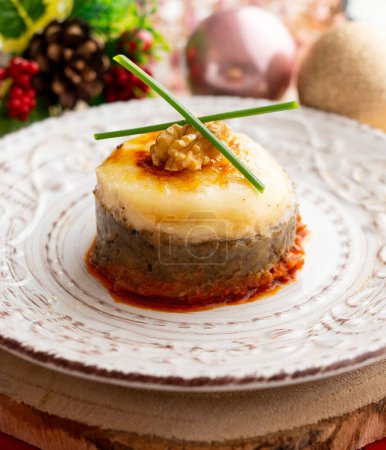 Téléchargez les photos : Mallorcan sobrassada au fromage de chèvre gratiné et aubergine rôtie. - en image libre de droit