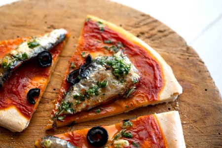 Foto de Pizza napolitana con tomate y sardinas. - Imagen libre de derechos