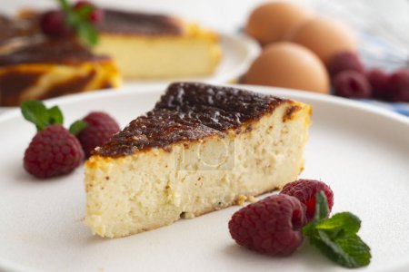 Téléchargez les photos : Gâteau au fromage à base de mascarpone servi avec des framboises sur une planche de bois. - en image libre de droit