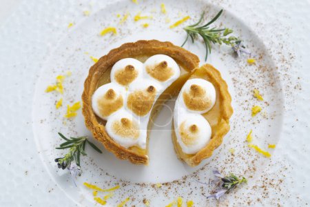 Photo for Lemon pie is a cake made up of a shortcrust or puff pastry base that is filled with lemon cream. This cake is often complemented with a meringue - Royalty Free Image