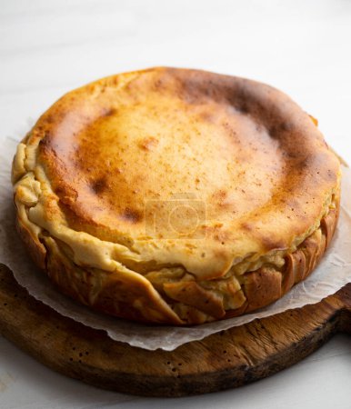 Foto de Pastel de pan. Receta española elaborada con pan, huevo, harina y canela. - Imagen libre de derechos