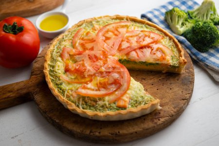 Téléchargez les photos : Quiche à la française avec brocoli, saumon et tranches de tomate. - en image libre de droit