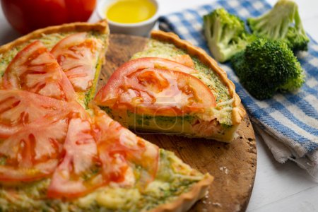 Téléchargez les photos : Quiche à la française avec brocoli, saumon et tranches de tomate. - en image libre de droit