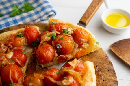 Téléchargez les photos : Tarte tatin salé aux tomates cerises et oignon. - en image libre de droit