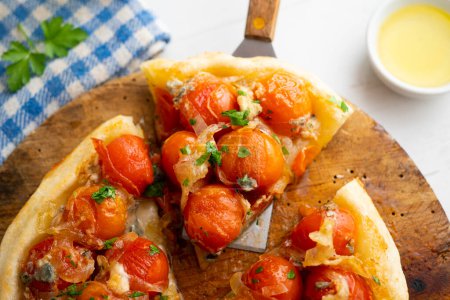 Téléchargez les photos : Tarte tatin salé aux tomates cerises et oignon. - en image libre de droit