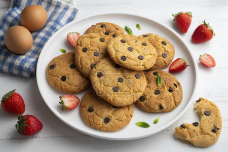 Téléchargez les photos : Biscuits faits maison à base de farine, oeufs et pépites de chocolat - en image libre de droit