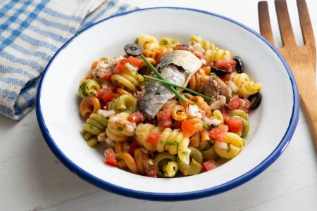 Téléchargez les photos : Pâtes fraîches aux légumes et aux sardines. - en image libre de droit