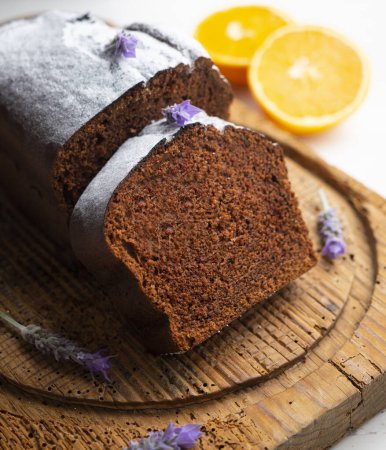 Téléchargez les photos : Gâteau au chocolat avec des fleurs d'orange et de lavande pour décorer. - en image libre de droit
