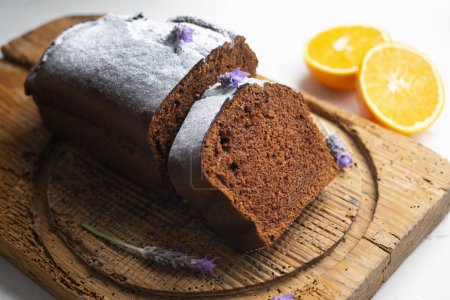 Téléchargez les photos : Gâteau au chocolat avec des fleurs d'orange et de lavande pour décorer. - en image libre de droit