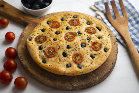 Téléchargez les photos : Foccaccia italienne aux olives noires et tomates cerises. - en image libre de droit
