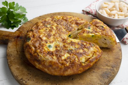 Téléchargez les photos : Omelette de pommes de terre espagnole à base de haricots blancs et courgettes. - en image libre de droit