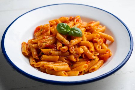 Téléchargez les photos : Macaroni italien à la sauce tomate et basilic. - en image libre de droit