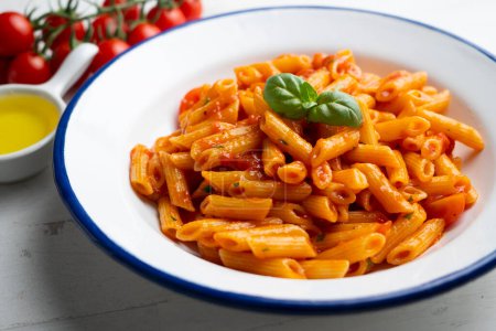 Téléchargez les photos : Macaroni italien à la sauce tomate et basilic. - en image libre de droit