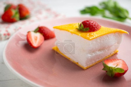 Téléchargez les photos : Omelette sucrée japonaise. Dessert japonais fait uniquement avec des œufs dans différentes textures. - en image libre de droit