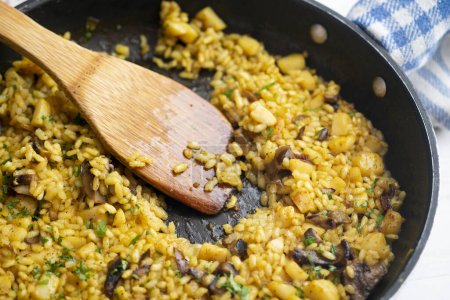 Téléchargez les photos : Paella de riz au poisson et seiche, recette traditionnelle espagnole. - en image libre de droit