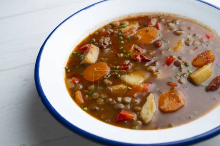 Téléchargez les photos : Ragoût de lentilles épicé aux pommes de terre et carottes. - en image libre de droit