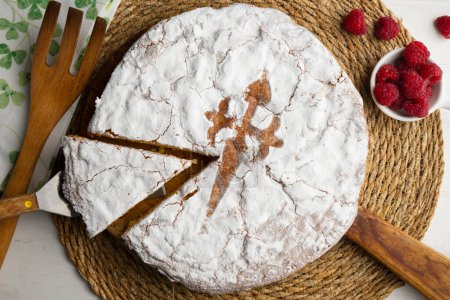Foto de La Tarta de Santiago es el dulce más típico de la cocina gallega y es fácilmente reconocible por su emblemática Cruz de Santiago en el centro. - Imagen libre de derechos