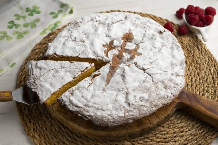 Téléchargez les photos : La Tarta de Santiago est la plus typique de la cuisine galicienne et est facilement reconnaissable par sa croix emblématique de Santiago dans le centre. - en image libre de droit