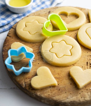 Foto de Preparación de galletas de mantequilla para niños con formas de estrella y corazón. - Imagen libre de derechos
