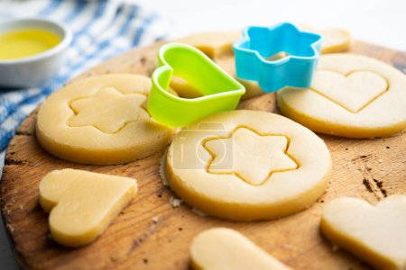 Téléchargez les photos : Préparation de biscuits au beurre pour les enfants en forme d'étoile et de cœur. - en image libre de droit