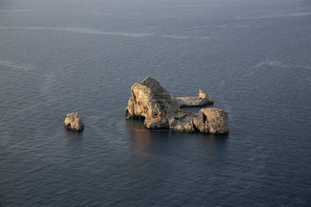 Téléchargez les photos : Vue sur la mer et Ses Margalides d'Ibiza depuis les falaises au nord de l'île de Santa Agnes de Corona - en image libre de droit