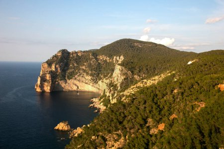 Foto de Vistas al mar y a Ses Margalides de Ibiza desde los acantilados del norte de la isla de Santa Inés de Corona - Imagen libre de derechos