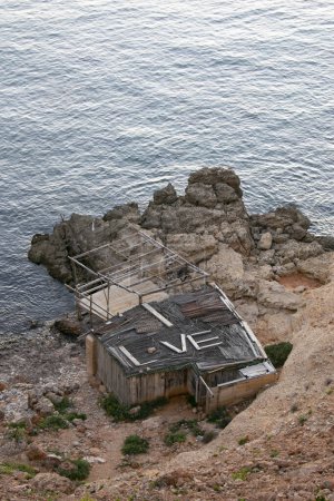 Téléchargez les photos : Maison de pêcheur sur la côte d'Ibiza face à la mer. - en image libre de droit