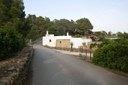 Foto de Casa de campo blanca en la isla de Ibiza rodeada de naturaleza en la parte norte de la isla. - Imagen libre de derechos