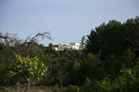 Foto de Casa de campo blanca en la isla de Ibiza rodeada de naturaleza en la parte norte de la isla. - Imagen libre de derechos