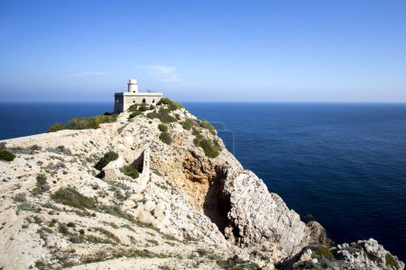 Téléchargez les photos : Le phare de Punta Grossa est un phare désaffecté et abandonné situé sur la côte nord-est de l'île d'Ibiza.. - en image libre de droit