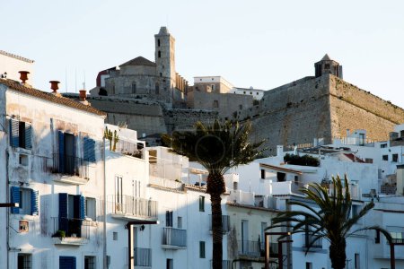 Téléchargez les photos : Vue sur les vieilles rues de Dat Vila, le centre historique de la ville d'Ibiza, un site du patrimoine mondial de l'UNESCO. - en image libre de droit