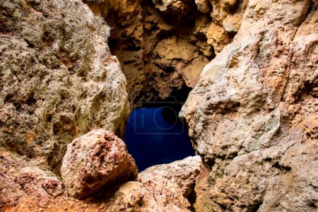 Foto de Cueva de la Luz en Ibiza es una cueva situada a pocos metros del mar e inundada de agua a través de una galería submarina por la que entra el agua del Mediterráneo. - Imagen libre de derechos