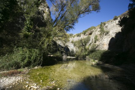 Foto de Ruta de las pasarelas, Alquzar. Hermosa ruta a través del río cruzando pasarelas de metal y senderos naturales a través de la montaña. - Imagen libre de derechos