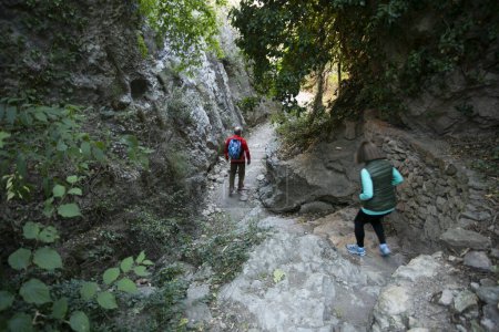 Téléchargez les photos : Ruta de las pasarelas, Alquzar. Belle route à travers la rivière traversant des allées métalliques et des sentiers de la nature à travers la montagne. - en image libre de droit