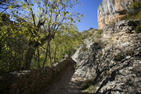 Foto de Ruta de las pasarelas, Alquzar. Hermosa ruta a través del río cruzando pasarelas de metal y senderos naturales a través de la montaña. - Imagen libre de derechos