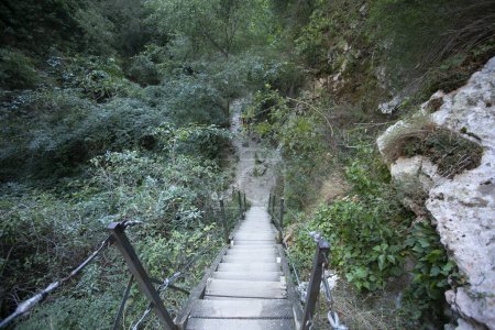 Téléchargez les photos : Ruta de las pasarelas, Alquzar. Belle route à travers la rivière traversant des allées métalliques et des sentiers de la nature à travers la montagne. - en image libre de droit