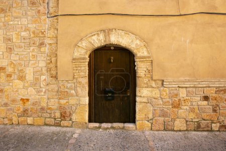 Téléchargez les photos : Vieille porte en bois d'une ville médiévale d'Alquezar à Huesca en Espagne. - en image libre de droit